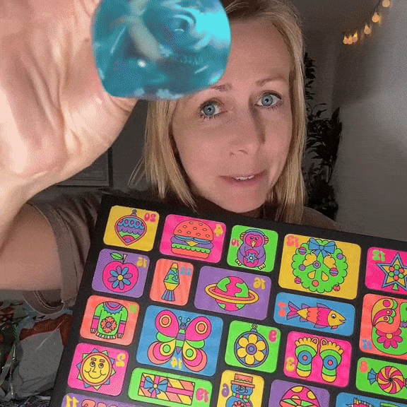 Kind spielt mit Squishy-Spielzeug